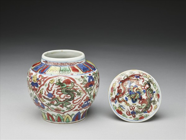 五彩雲龍紋蓋罐