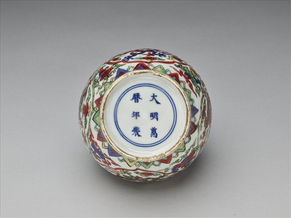 五彩雲龍紋蓋罐