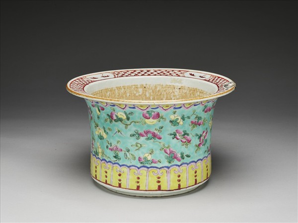 粉彩湖綠地花果紋花盆