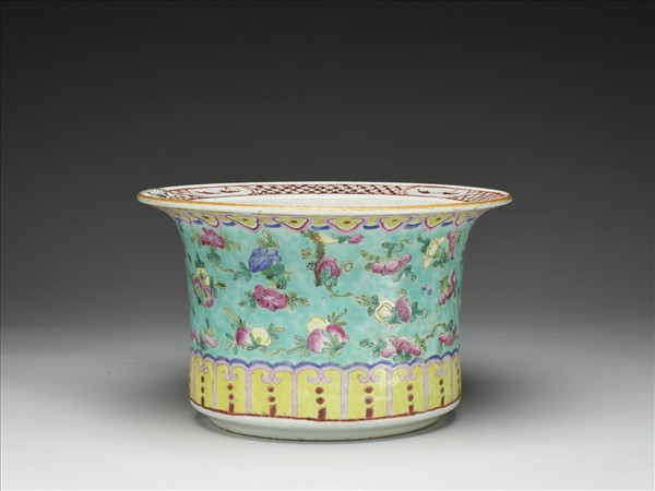 粉彩湖綠地花果紋花盆