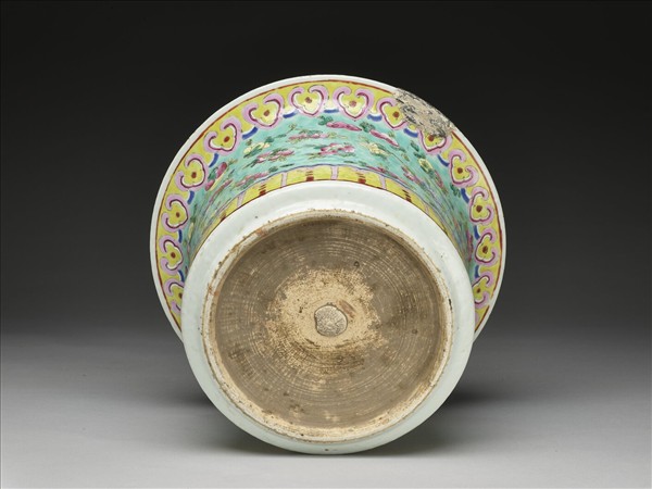 粉彩湖綠地花果紋花盆