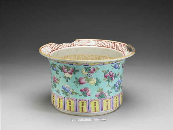 粉彩湖綠地花果紋花盆