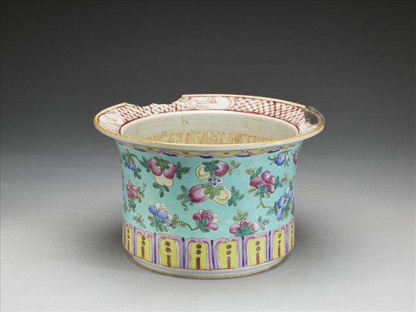 粉彩湖綠地花果紋花盆