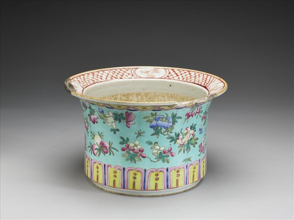 粉彩湖綠地花果紋花盆