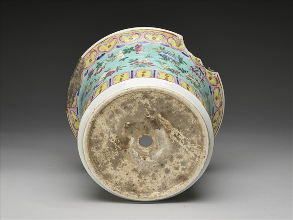 粉彩湖綠地花果紋花盆