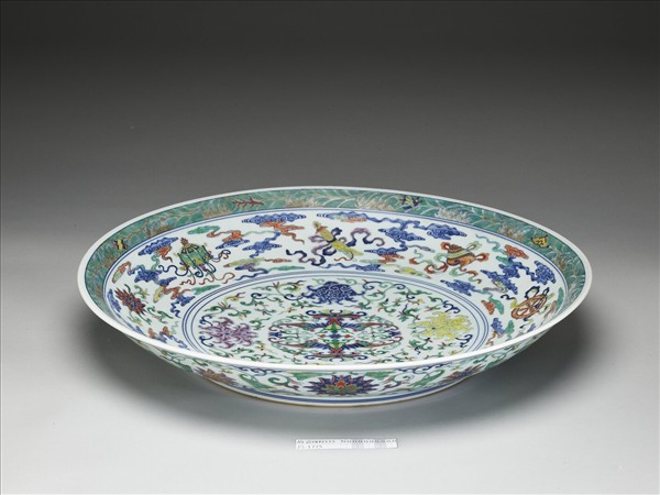 鬥彩番蓮八寶紋盤