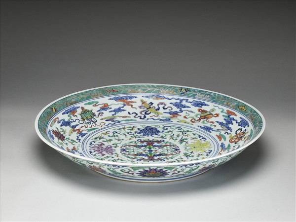 鬥彩番蓮八寶紋盤