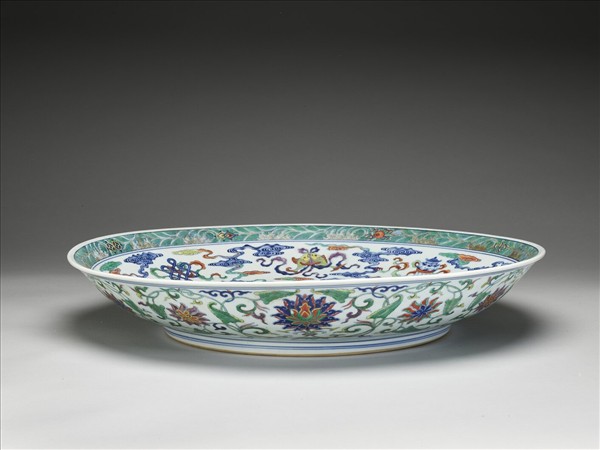 鬥彩番蓮八寶紋盤