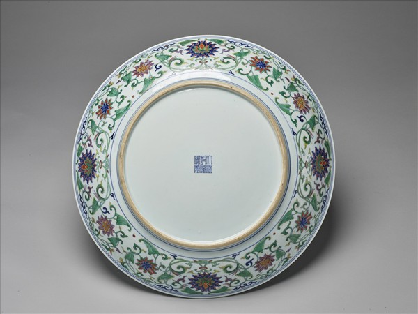 鬥彩番蓮八寶紋盤