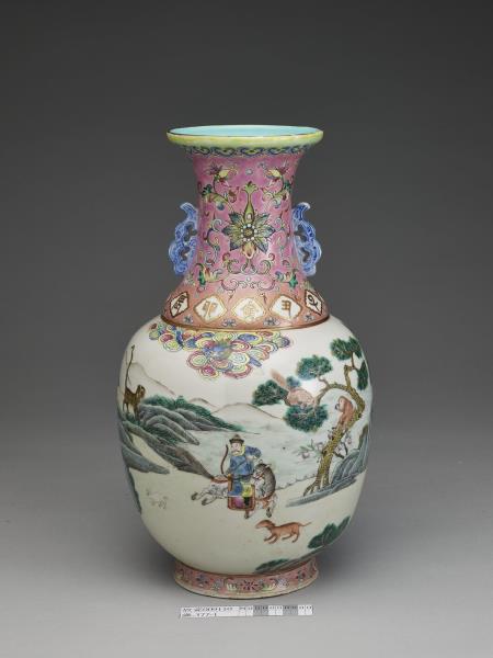 粉彩十二生肖圖瓶