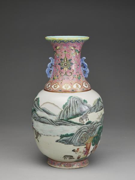 粉彩十二生肖圖瓶