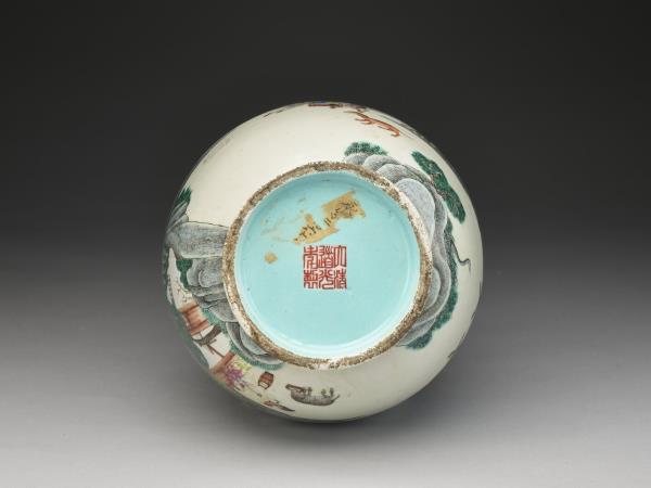 粉彩十二生肖圖瓶