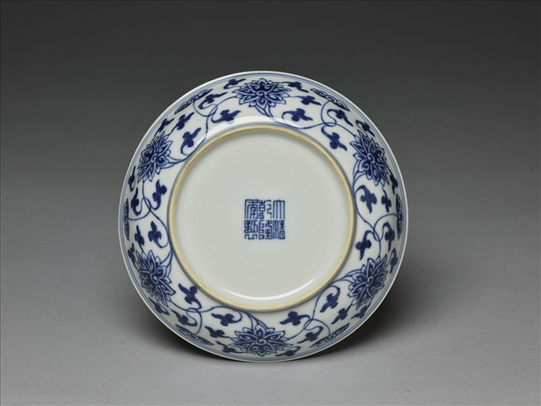 青花番蓮紋盤