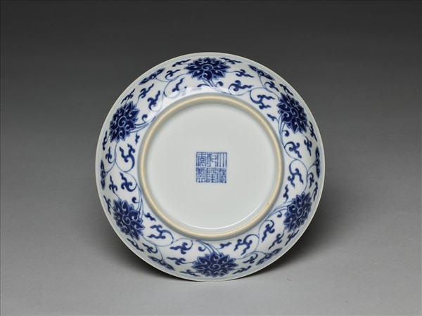 青花番蓮紋盤