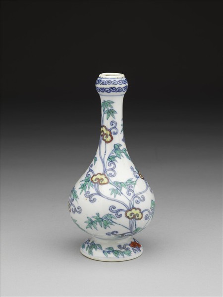 鬥彩靈芝紋蒜頭瓶