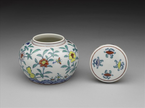 鬥彩花蝶紋蓋罐