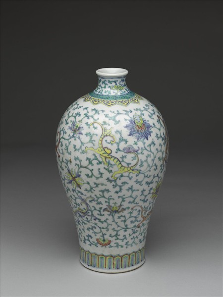 鬥彩穿花龍紋梅瓶