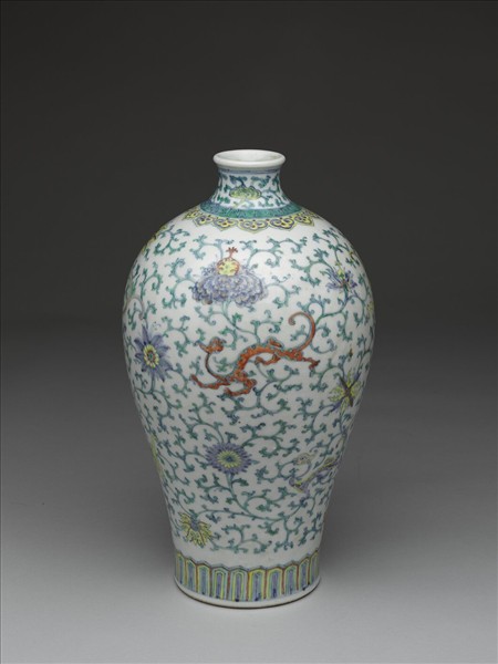 鬥彩穿花龍紋梅瓶