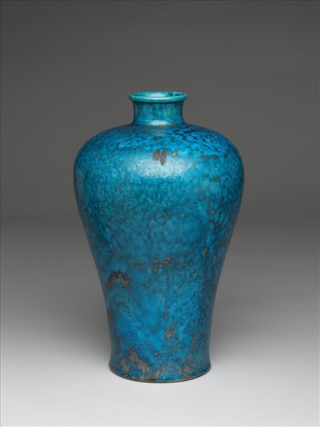 孔雀綠釉番蓮紋梅瓶