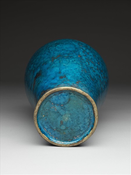 孔雀綠釉番蓮紋梅瓶