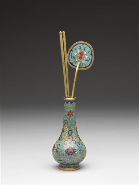 掐絲琺瑯番蓮紋瓶