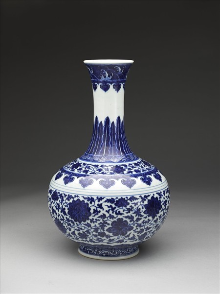 青花纏枝花卉紋瓶