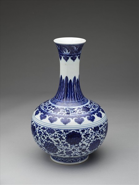 青花纏枝花卉紋瓶