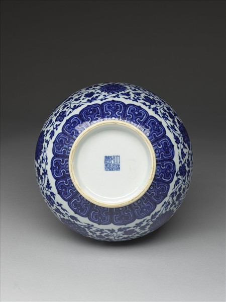 青花纏枝花卉紋瓶