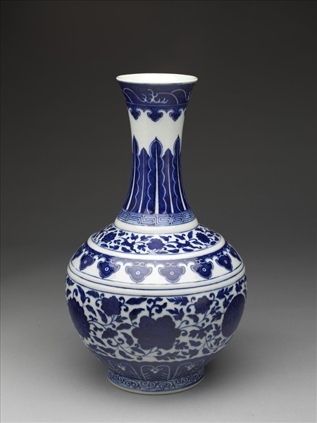 青花纏枝花卉紋瓶