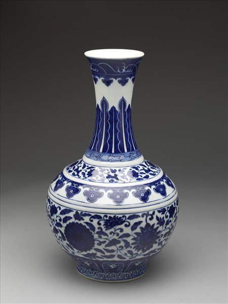 青花纏枝花卉紋瓶