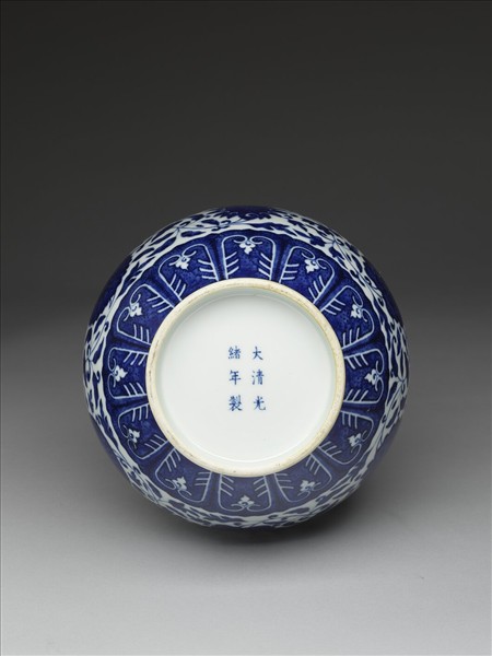 青花纏枝花卉紋瓶