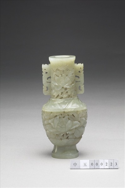 玉鏤雕牡丹瓶