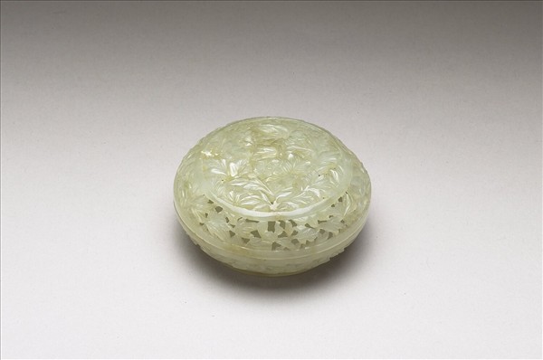 玉鏤雕牡丹圓盒