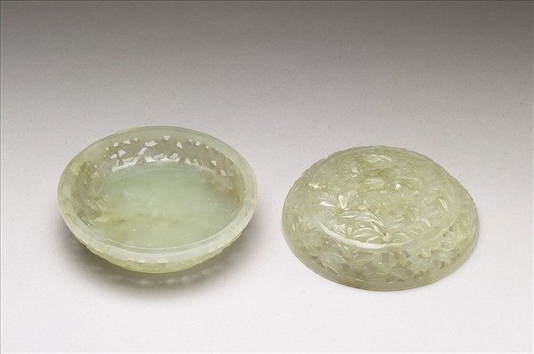 玉鏤雕牡丹圓盒