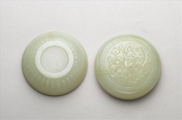 玉雕番蓮圓盒