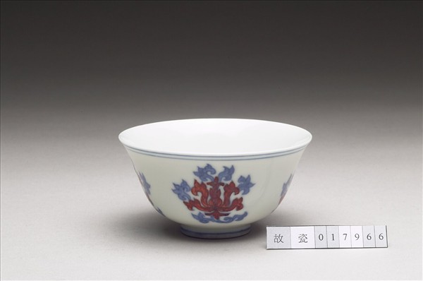 青花紅彩花卉紋杯