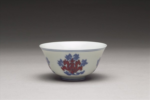 青花紅彩花卉紋杯