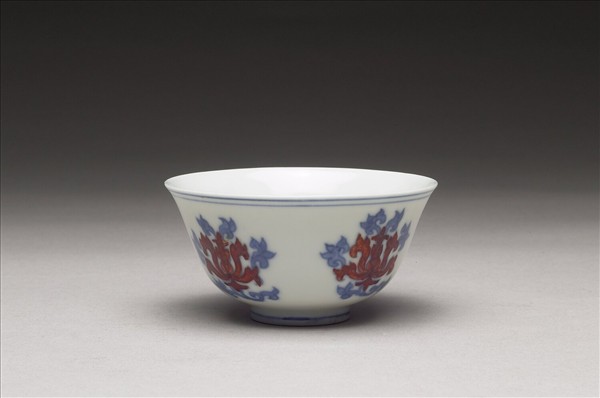 青花紅彩花卉紋杯