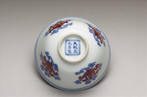 青花紅彩花卉紋杯