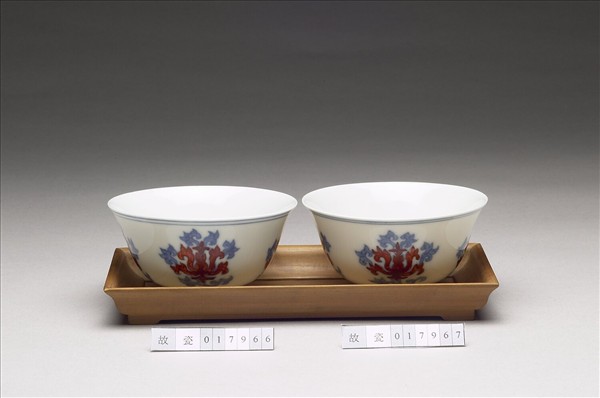 青花紅彩花卉紋杯