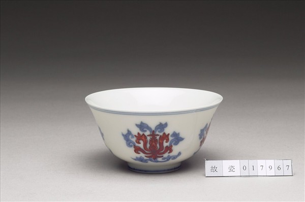 青花紅彩花卉紋杯