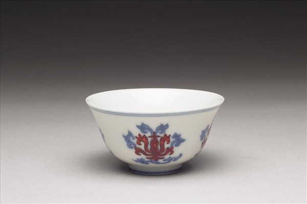 青花紅彩花卉紋杯