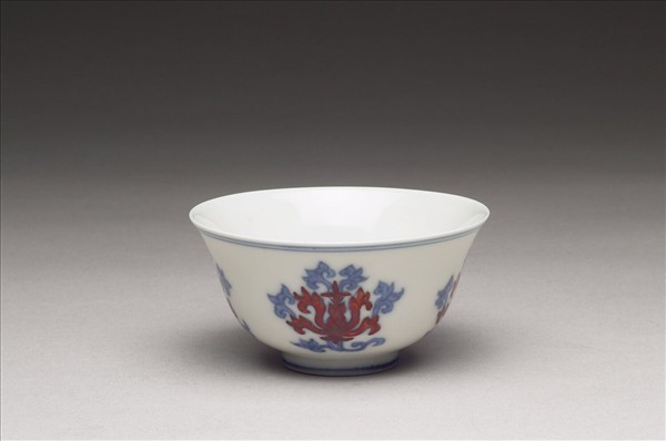 青花紅彩花卉紋杯