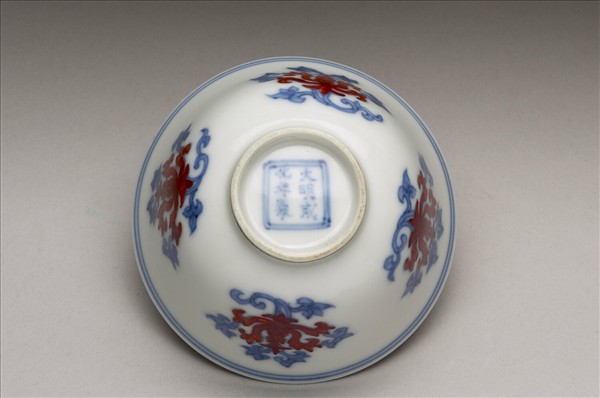 青花紅彩花卉紋杯