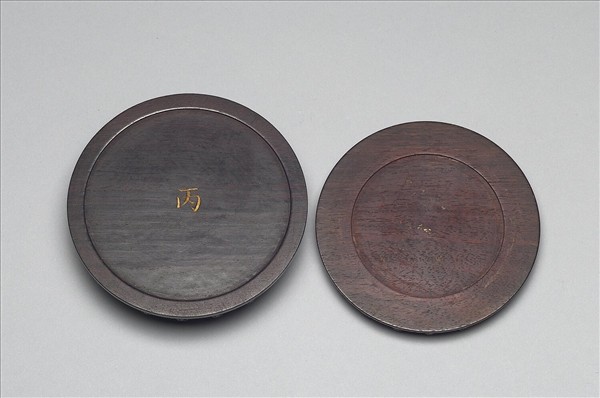 蓮花紋木座式盒