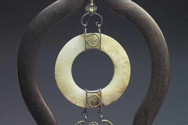 紫檀壺盧式雙玉璧屏