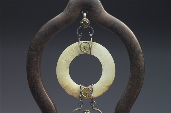 紫檀壺盧式雙玉璧屏