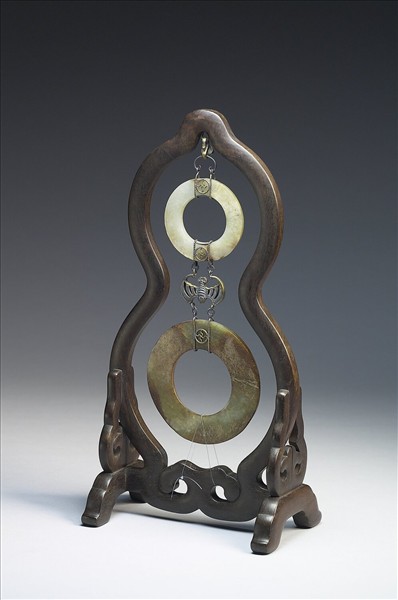 紫檀壺盧式雙玉璧屏