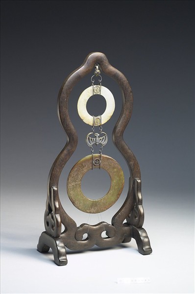 紫檀壺盧式雙玉璧屏