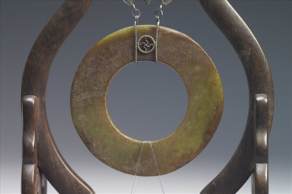 紫檀壺盧式雙玉璧屏